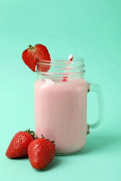 Glas Erdbeer Milchshake Und Zutaten Auf Minzgrund — Stockfoto