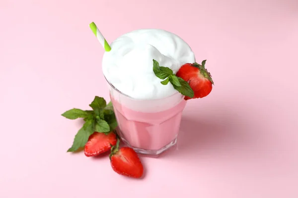 Verre Milkshake Aux Fraises Ingrédients Sur Fond Rose — Photo