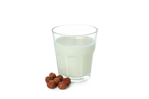白い背景に孤立した牛乳とナッツのガラス — ストック写真