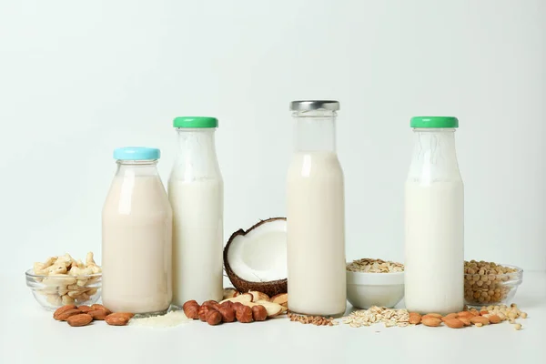 白を基調としたビーガンミルクのコンセプト — ストック写真