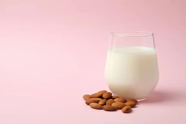 Vaso Leche Almendras Sobre Fondo Rosa —  Fotos de Stock