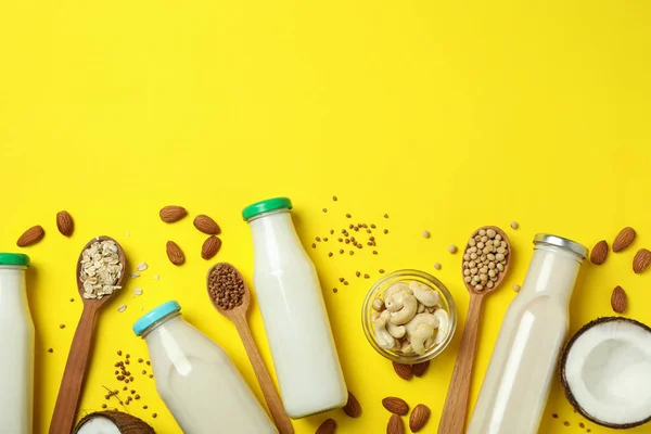 黄色の背景にビーガンミルクの概念 トップビュー — ストック写真