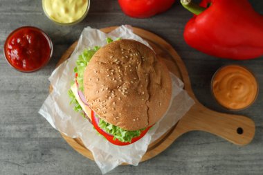 Lezzetli hamburgerle lezzetli yemek kavramı