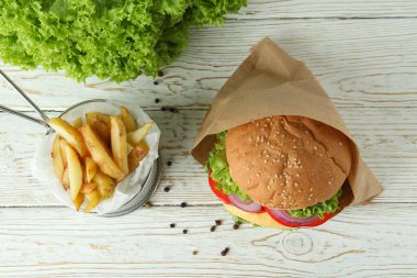 Lezzetli hamburgerle lezzetli yemek kavramı