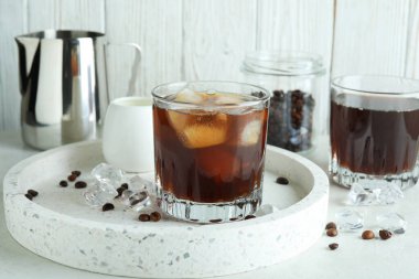 Beyaz desenli masada buzlu kahve pişirme kavramı