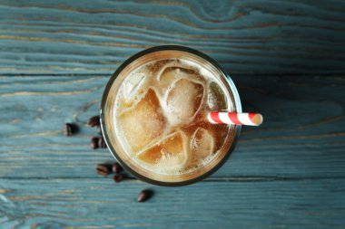 Ahşap masada buzlu kahve ile soğuk içecek kavramı