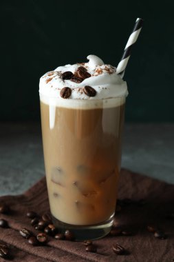 Gri dokulu masada buzlu kahve ile lezzetli içecek kavramı