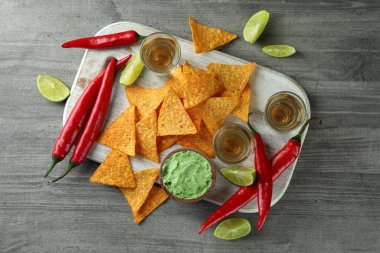 Tekila, guacamole ve cips ile parti konsepti