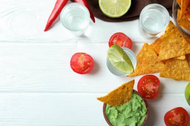 Tekila, guacamole ve cips ile parti konsepti