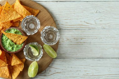 Tekila, guacamole ve cips ile parti konsepti