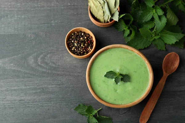 Konsep Makanan Sehat Dengan Sup Jelatang Atas Meja Kayu Yang — Stok Foto