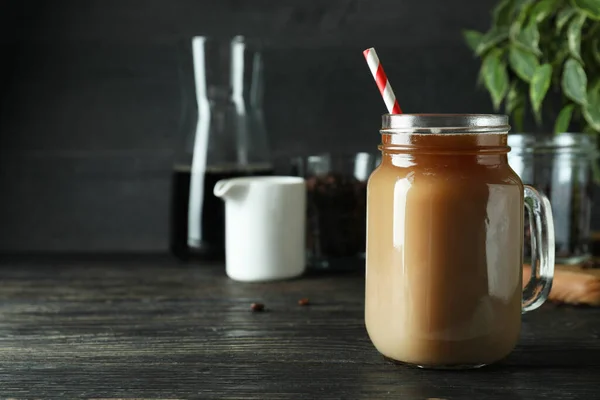 Ahşap Masada Buzlu Kahve Ile Soğuk Içecek Kavramı — Stok fotoğraf
