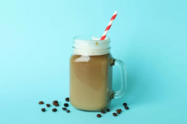 Glas Mit Eiskaffee Und Bohnen Auf Blauem Hintergrund — Stockfoto