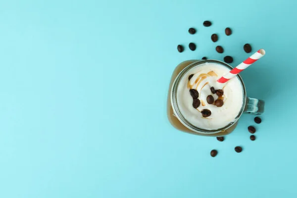 Glas Mit Eiskaffee Und Bohnen Auf Blauem Hintergrund — Stockfoto