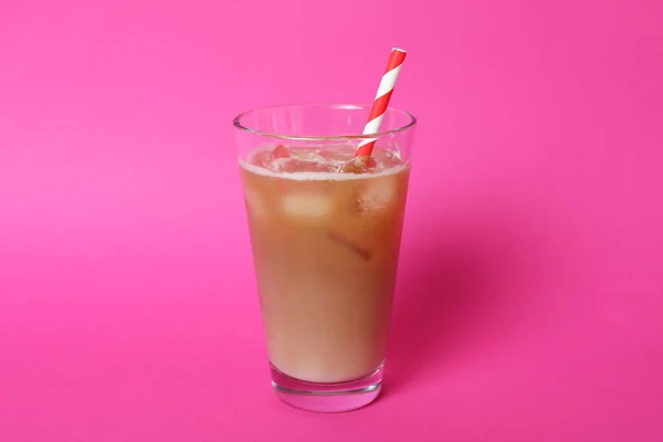 Glas Eiskaffee Auf Rosa Hintergrund — Stockfoto