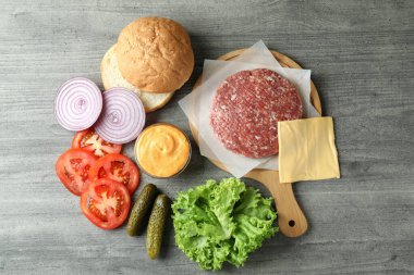 Gri desenli masada hamburger pişirme kavramı