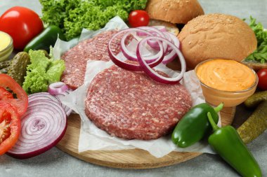 Gri desenli masada hamburger pişirme kavramı