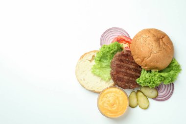 Beyaz arka planda hamburger pişirme kavramı, üst görünüm