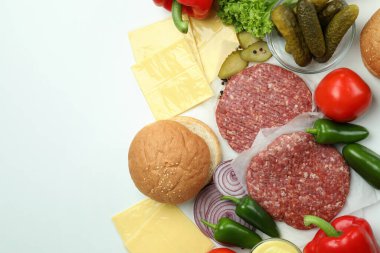 Beyaz arkaplanda hamburger pişirme kavramı