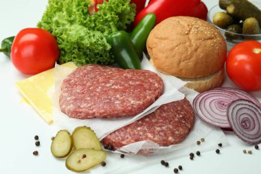 Beyaz arkaplanda hamburger pişirme kavramı