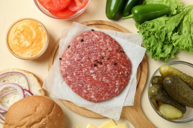 Bej arka planda hamburger pişirme kavramı