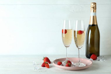 Beyaz ahşap masada Rossini kokteyli ile nefis bir içecek kavramı