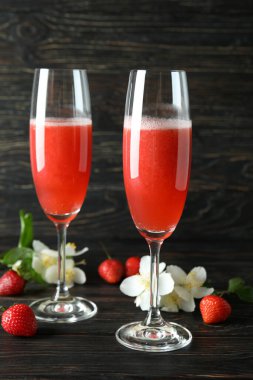 Rossini kokteyli ve ahşap ahşap masa.