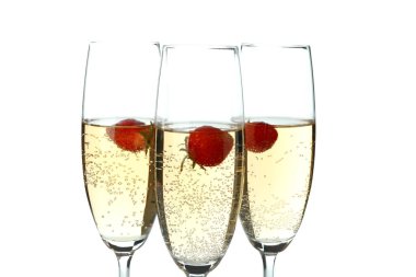 Beyaz arkaplanda Rossini kokteyli olan bardaklar