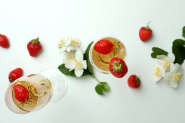 Beyaz masada Rossini kokteyli ile lezzetli içecek kavramı