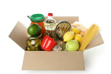 Bağış kutusu ve beyaz arka planda izole edilmiş yiyecekler.