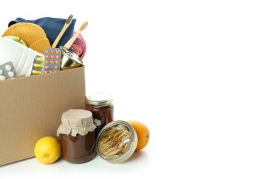 Karton bağış kutusu beyaz arkaplanda izole edildi