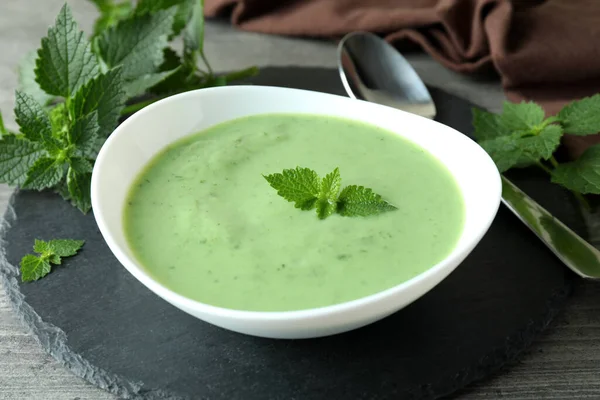 灰色の食感表にイラクサのスープと健康食品の概念 — ストック写真