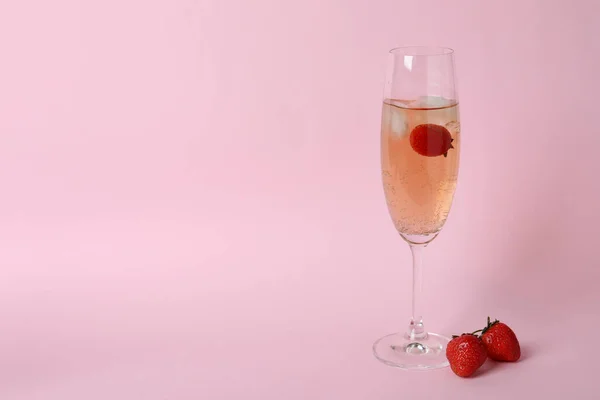 Bicchiere Con Cocktail Rossini Sfondo Rosa — Foto Stock