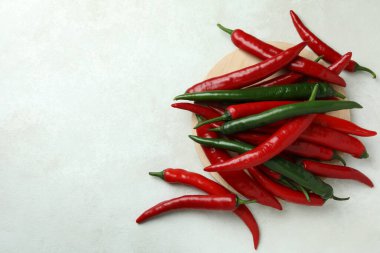 Beyaz desenli arka planda kırmızı ve yeşil biber