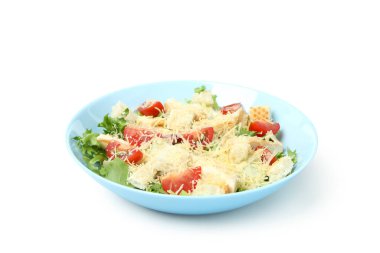 Beyaz arka planda izole edilmiş Sezar salatası tabağı