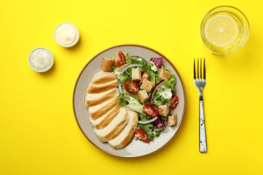 Sarı arka planda Sezar salatası ile lezzetli yemek kavramı