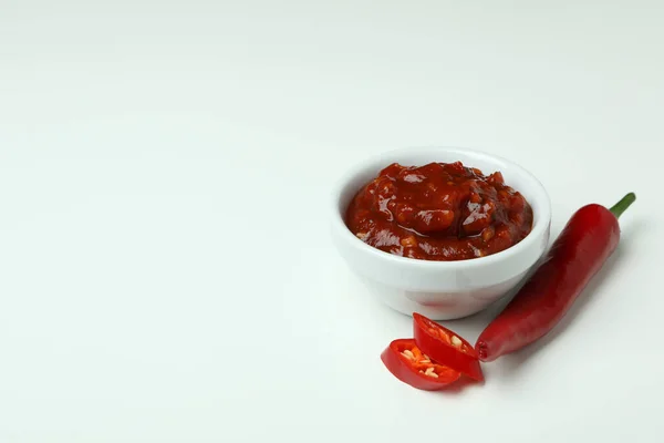 Rode Chili Peper Saus Witte Achtergrond — Stockfoto