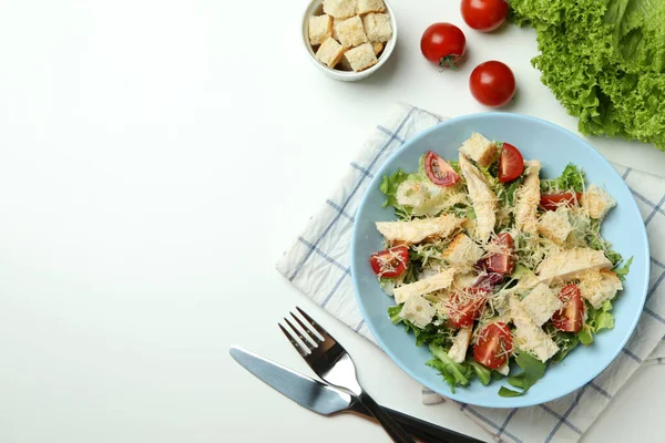 Beyaz Arka Planda Sezar Salatası Ile Lezzetli Yemek Kavramı — Stok fotoğraf