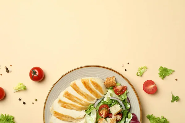 Concepto Sabrosa Comida Con Ensalada César Sobre Fondo Beige — Foto de Stock