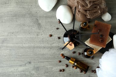 Gri desenli masa üzerinde difüzör ile Aromatik konsept