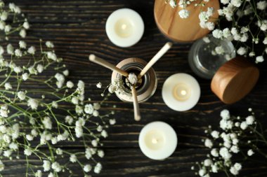 Ahşap masa üzerinde difüzör ile Aromatik konsept