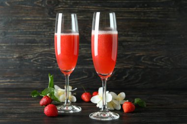 Rossini kokteyli ve ahşap ahşap masa.