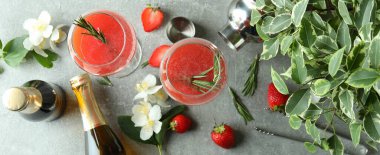 Gri dokulu masada Rossini kokteyli ile nefis bir içecek kavramı.