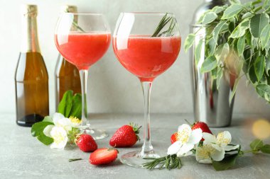 Gri dokulu masada Rossini kokteyli ile nefis bir içecek kavramı.