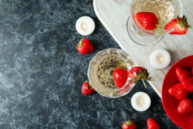 Siyah duman masasında Rossini kokteyli ile nefis bir içecek kavramı