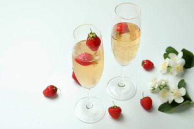 Beyaz masada Rossini kokteyli ile lezzetli içecek kavramı