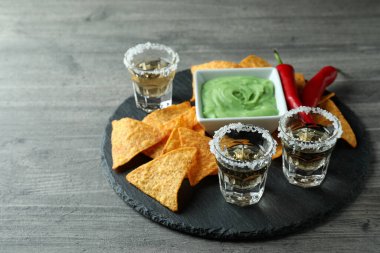 Tekila, guacamole ve cips ile parti konsepti