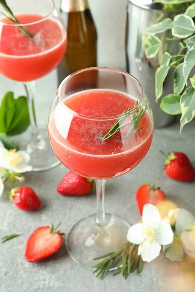 Concetto Delizioso Drink Con Cocktail Rossini Tavolo Grigio Testurizzato — Foto Stock