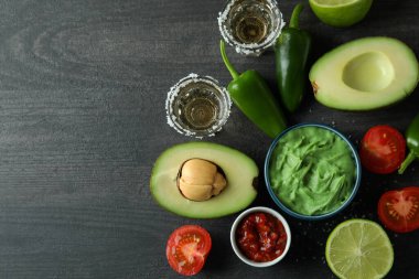Tekila, guacamole ve cips ile parti konsepti