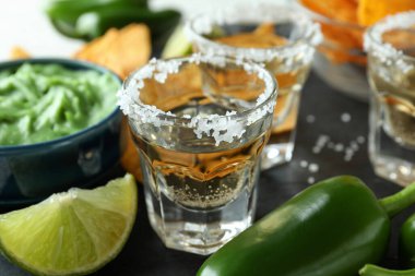 Tekila, guacamole ve cips ile parti konsepti